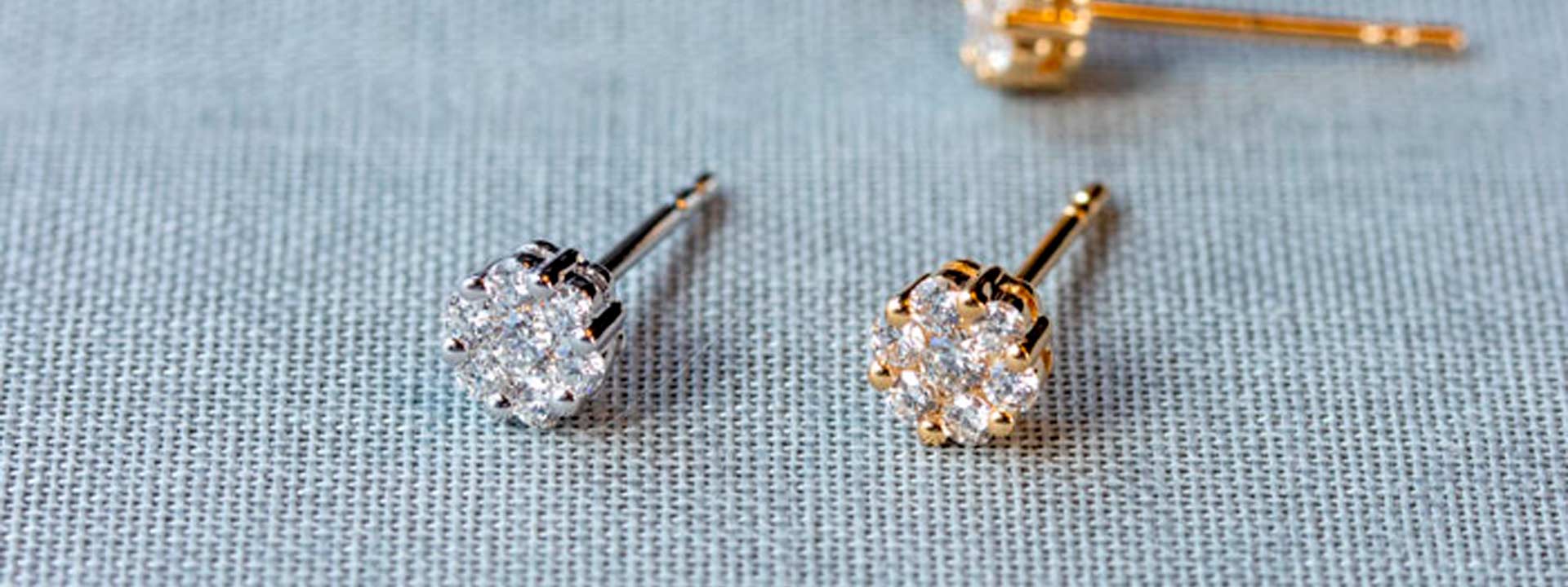 Diamantørestikker i guld og hvidguld