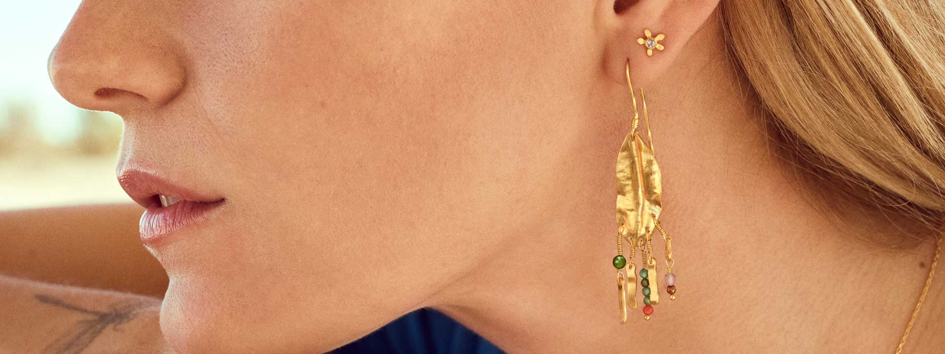 Forgyldte øreringe fra Maanesten på model