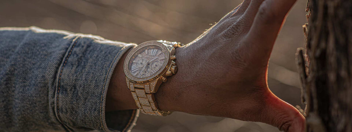 michael Kors ur i guld med sten på håndled