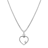 Hjertevedhæng i hvidguld med en lille diamant