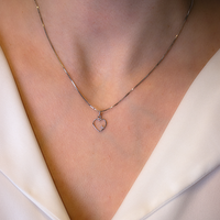 Hjertevedhæng i hvidguld med en lille diamant