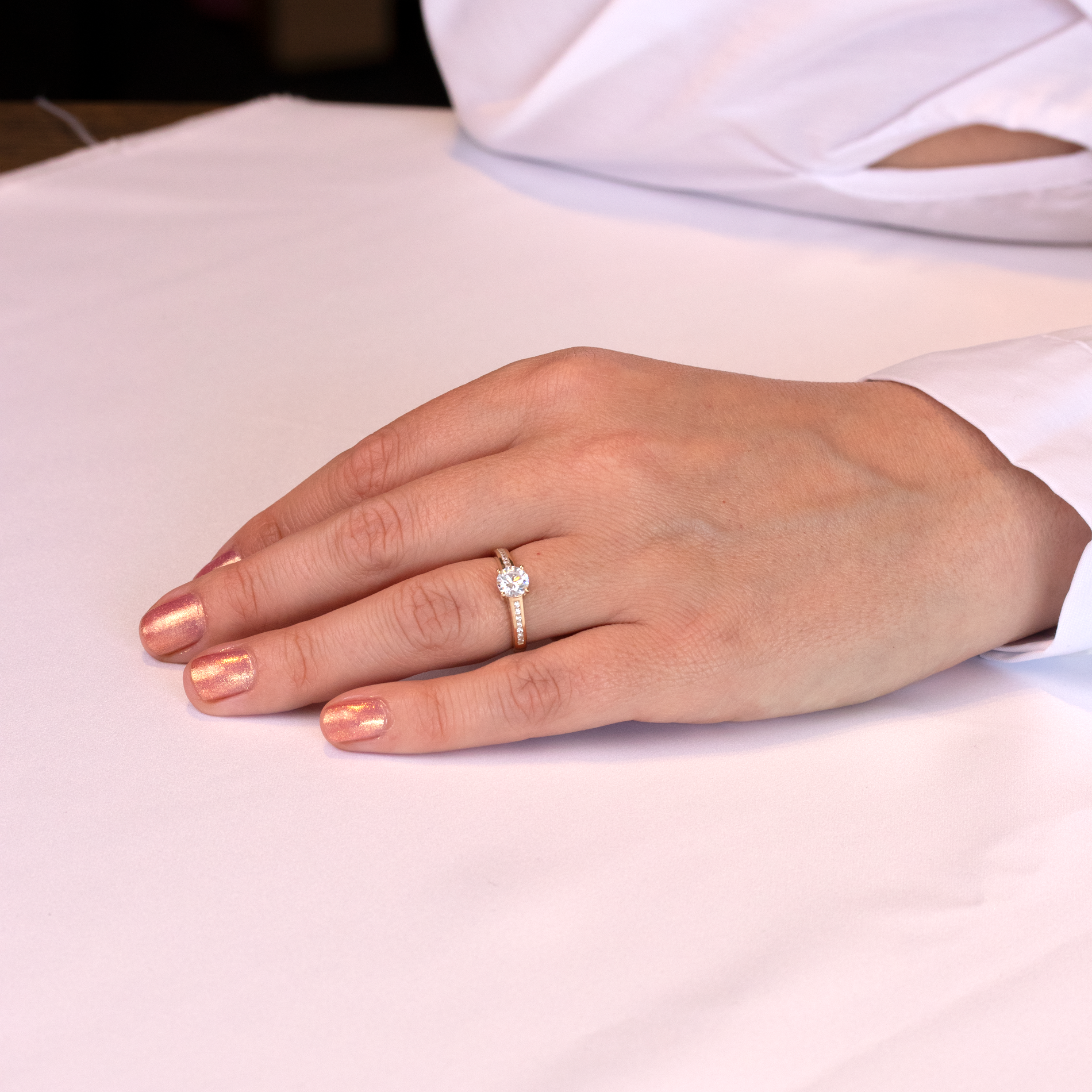Solitaire ring i 8 karat guld med zirkonia sten