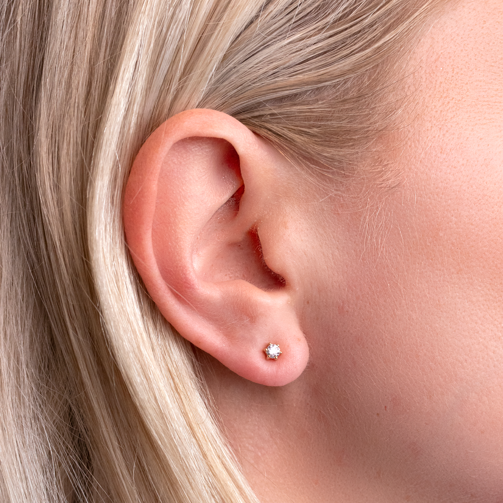 Forgyldte ørestikker med 4 mm klare zirkonia
