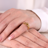 Forgyldt ring med blomstermotiv og hvide zirkonia sten