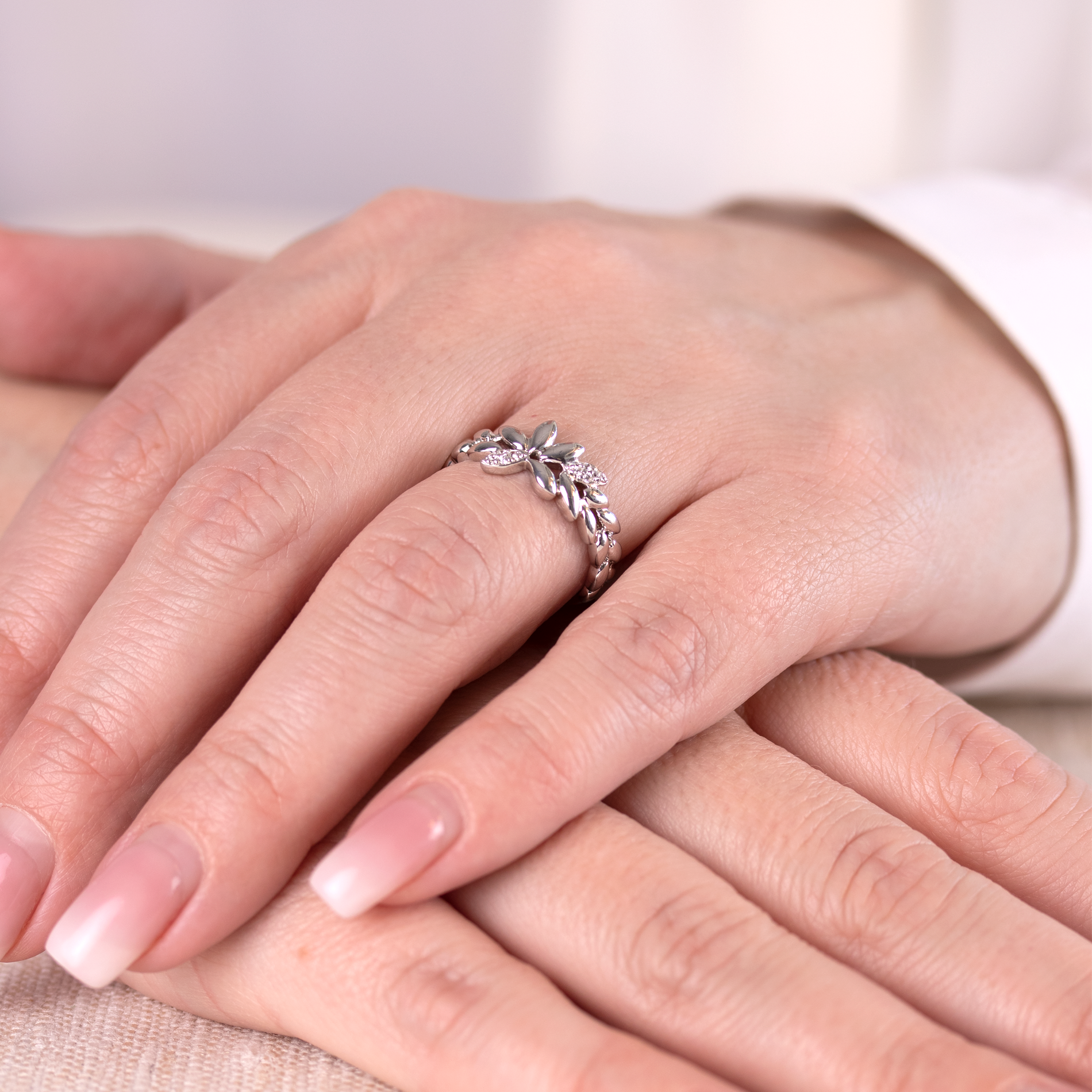 Sølv ring med blad motiv og hvide zirkonia sten