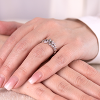 Sølv ring med blad motiv og hvide zirkonia sten