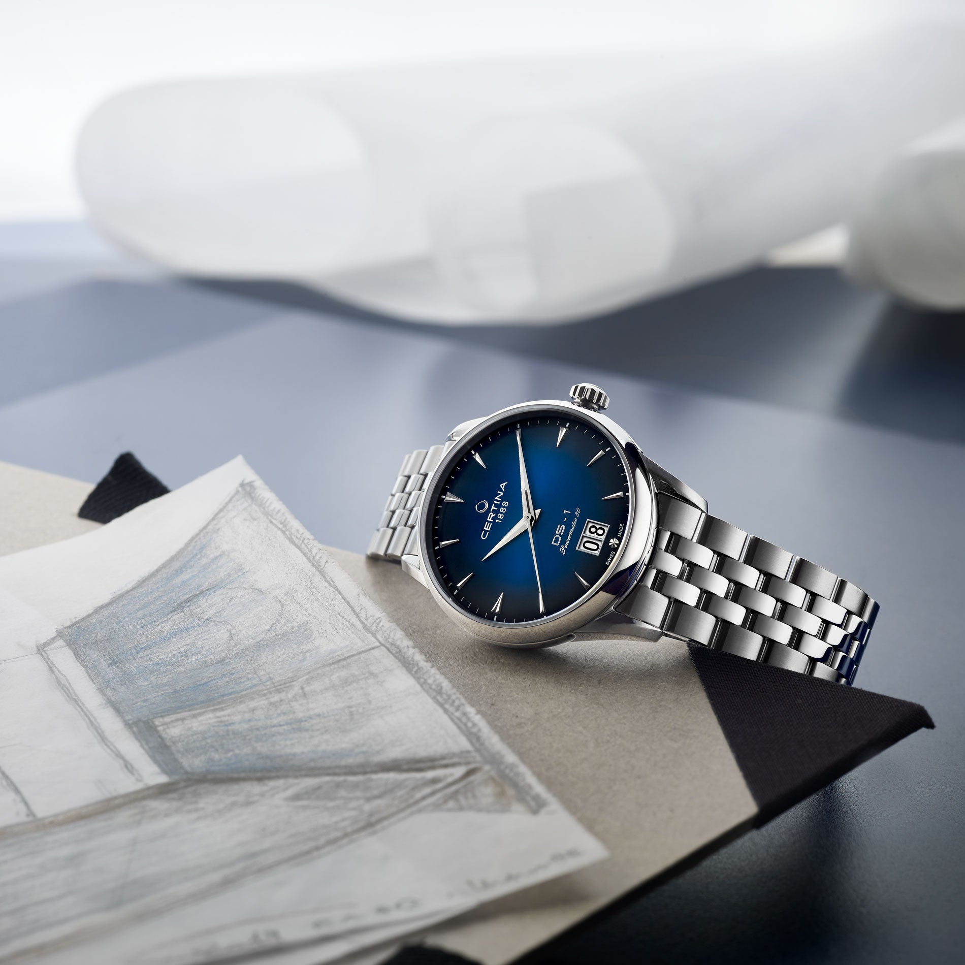 Certina DS 1 Big Date stål ur med blå skive, set forfra