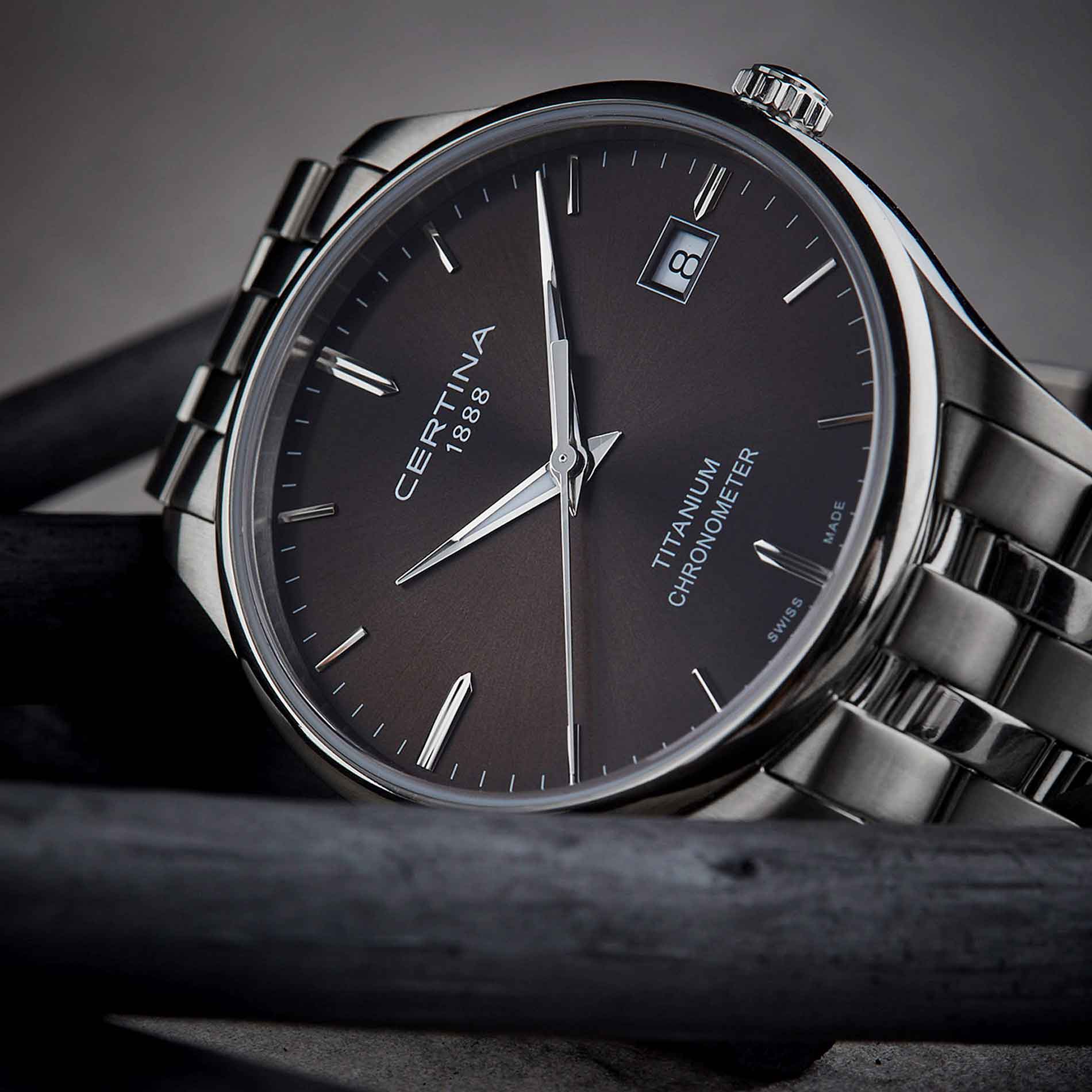 Certina DS 8 herreur i titanium med sort skive, set forfra