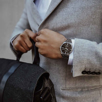 Certina DS 8 herreur i titanium med sort skive, på håndled