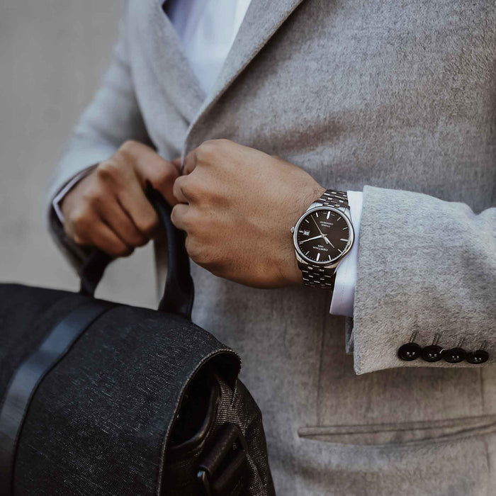 Certina DS 8 herreur i titanium med sort skive, på håndled