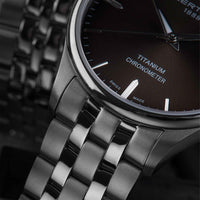 Certina DS 8 herreur i titanium med sort skive, set tæt på