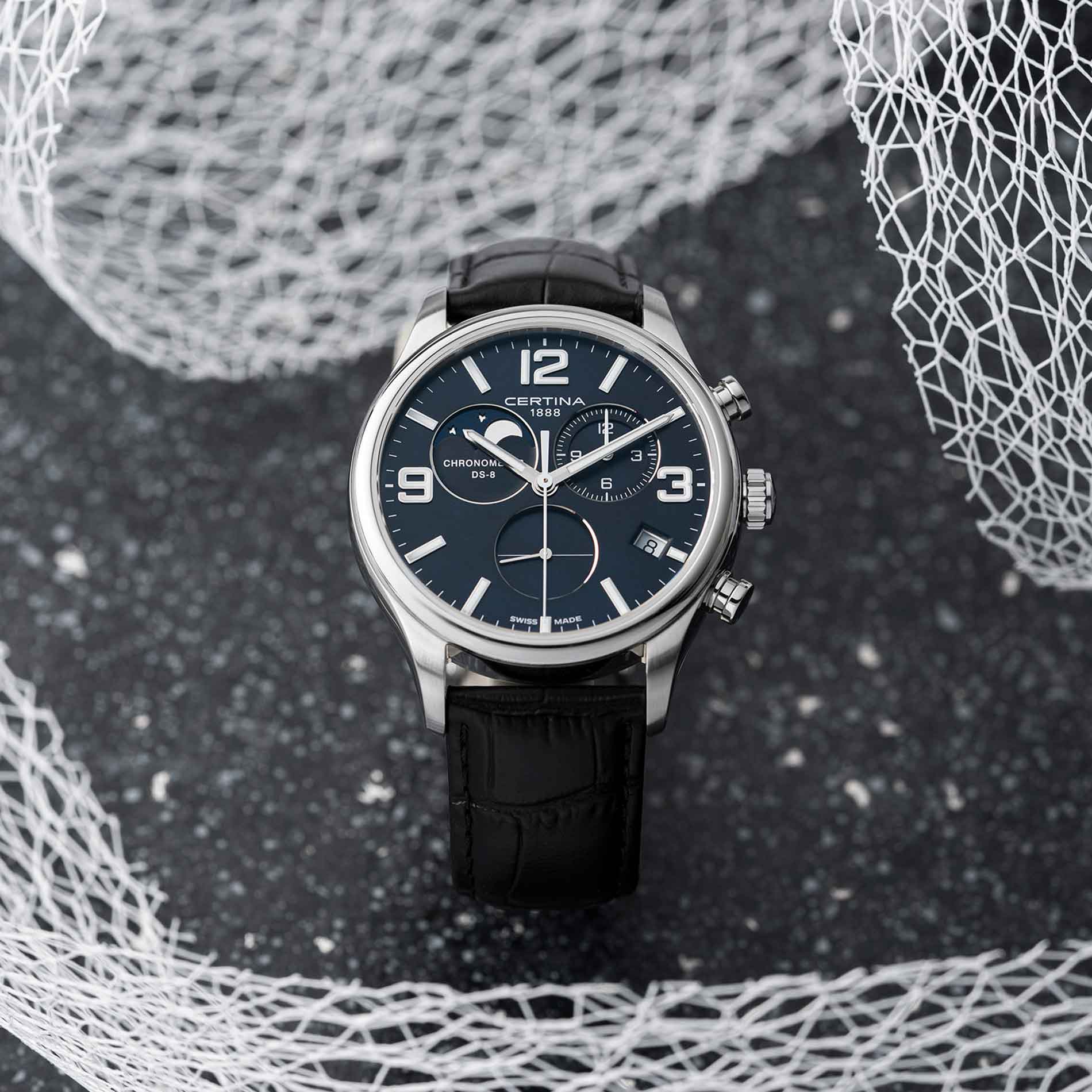 Certina DS 8 Moon Phase herreur med blå skive og læderrem, set forfra