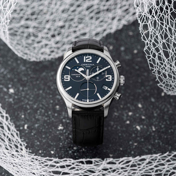 Certina DS 8 Moon Phase herreur med blå skive og læderrem, set forfra