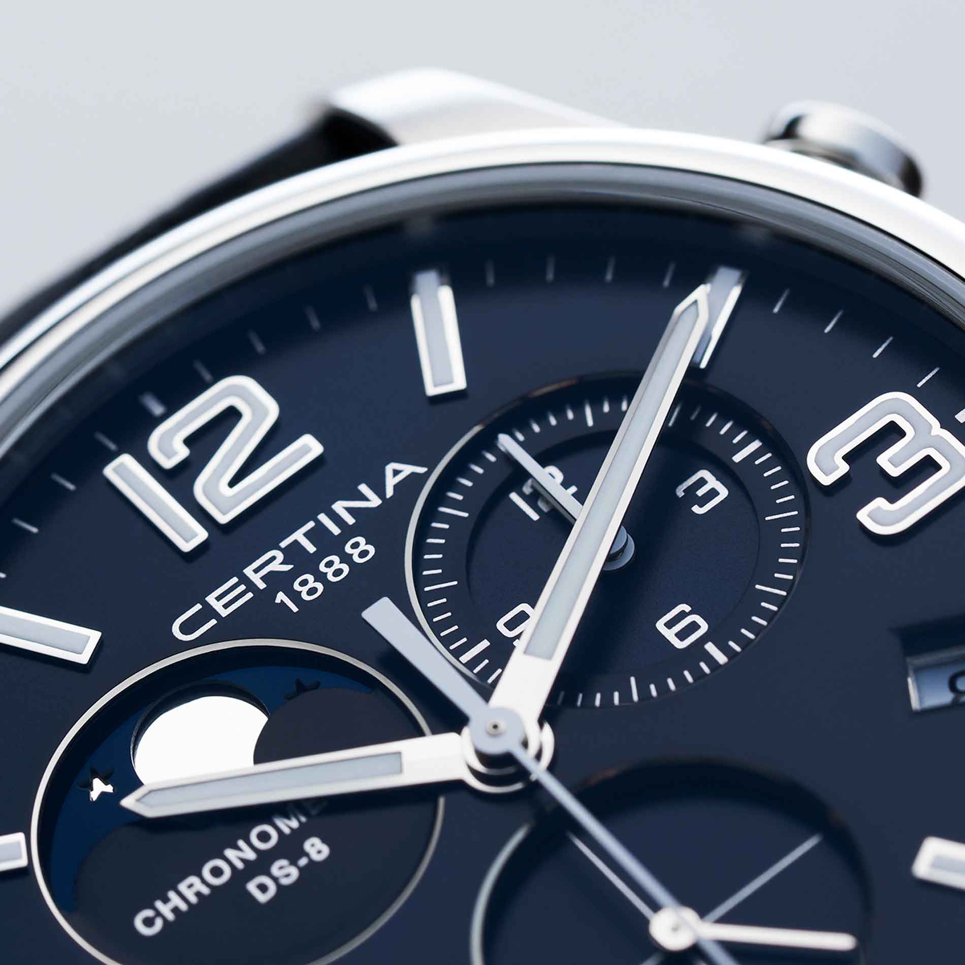 Certina DS 8 Moon Phase herreur med blå skive og læderrem, set forfra