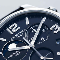 Certina DS 8 Moon Phase herreur med blå skive og læderrem, set forfra