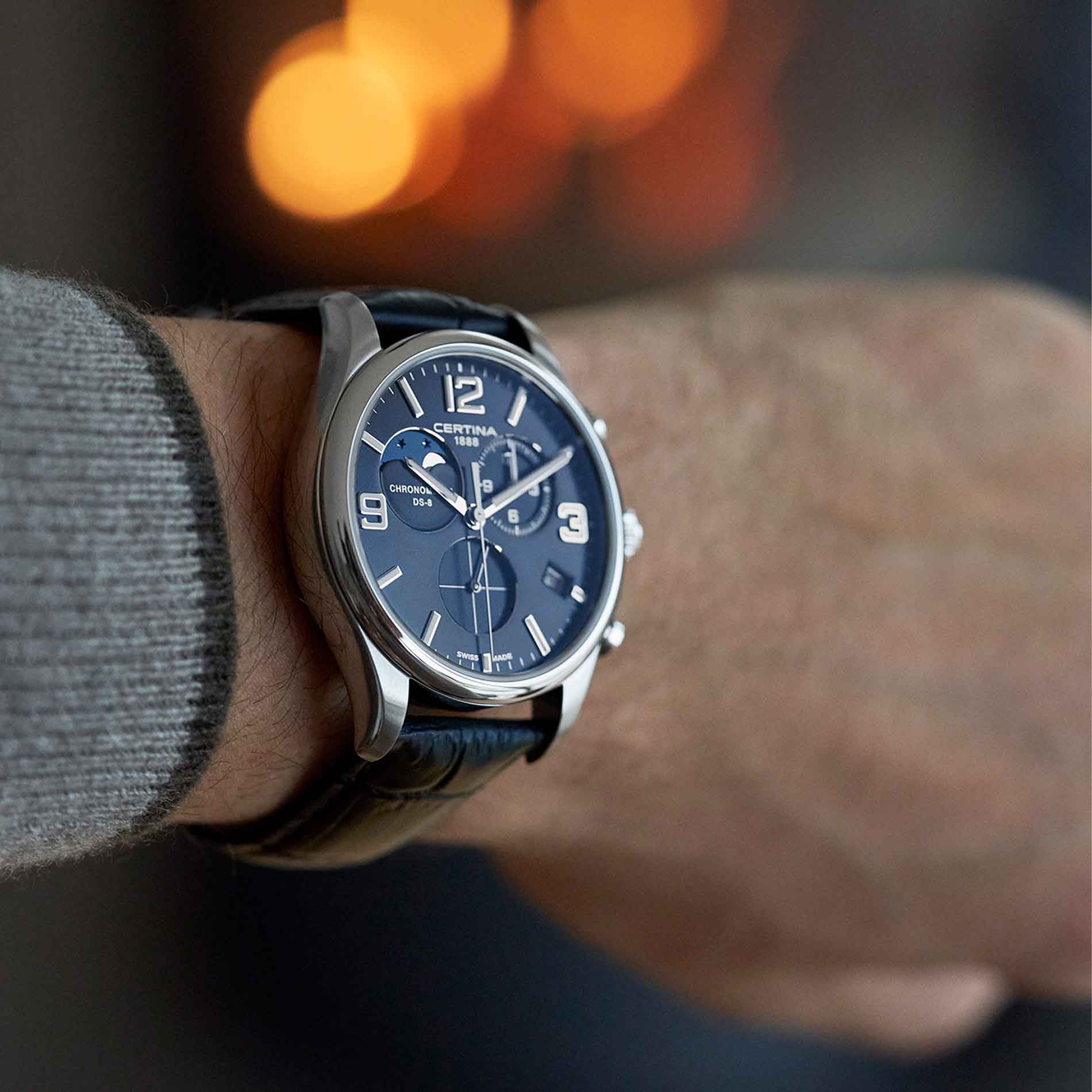 Certina DS 8 Moon Phase herreur med blå skive og læderrem, på håndled