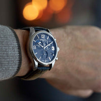 Certina DS 8 Moon Phase herreur med blå skive og læderrem, på håndled