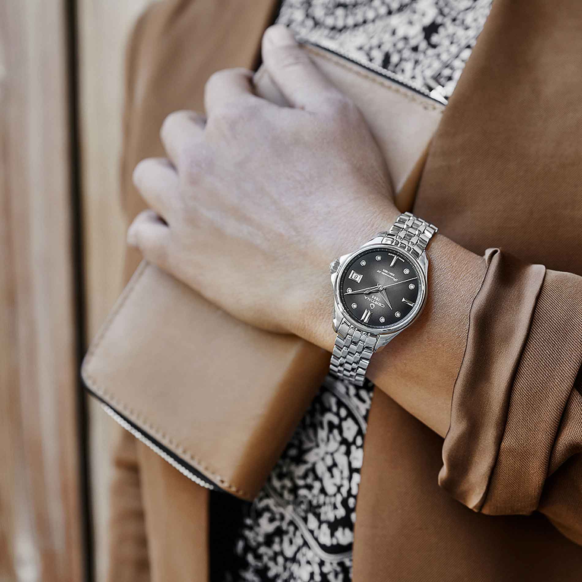 Certina DS Action dame dykkerur i stål med blå skive, på håndled