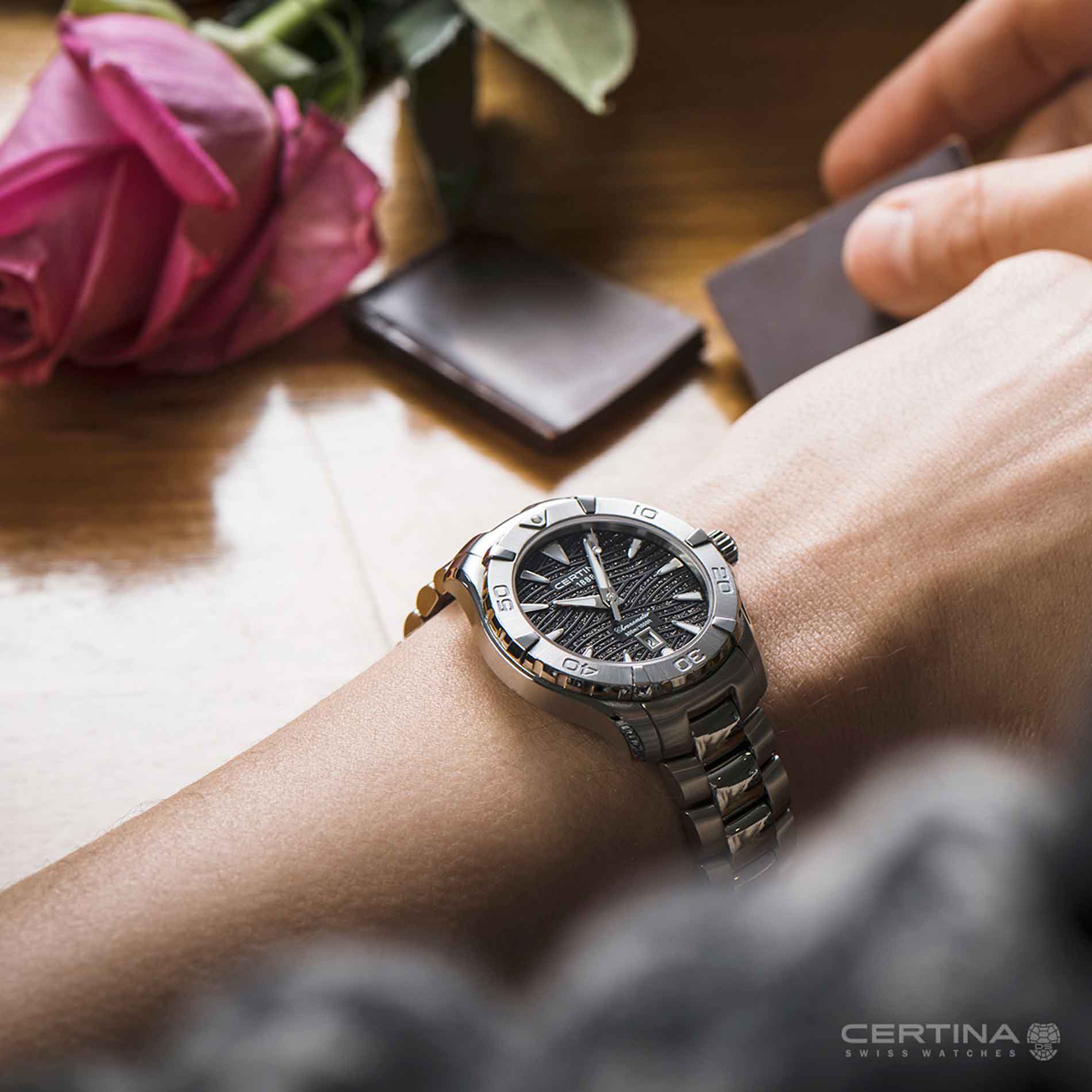 Certina DS Action dame dykkerur i stål med sort skive, på håndled