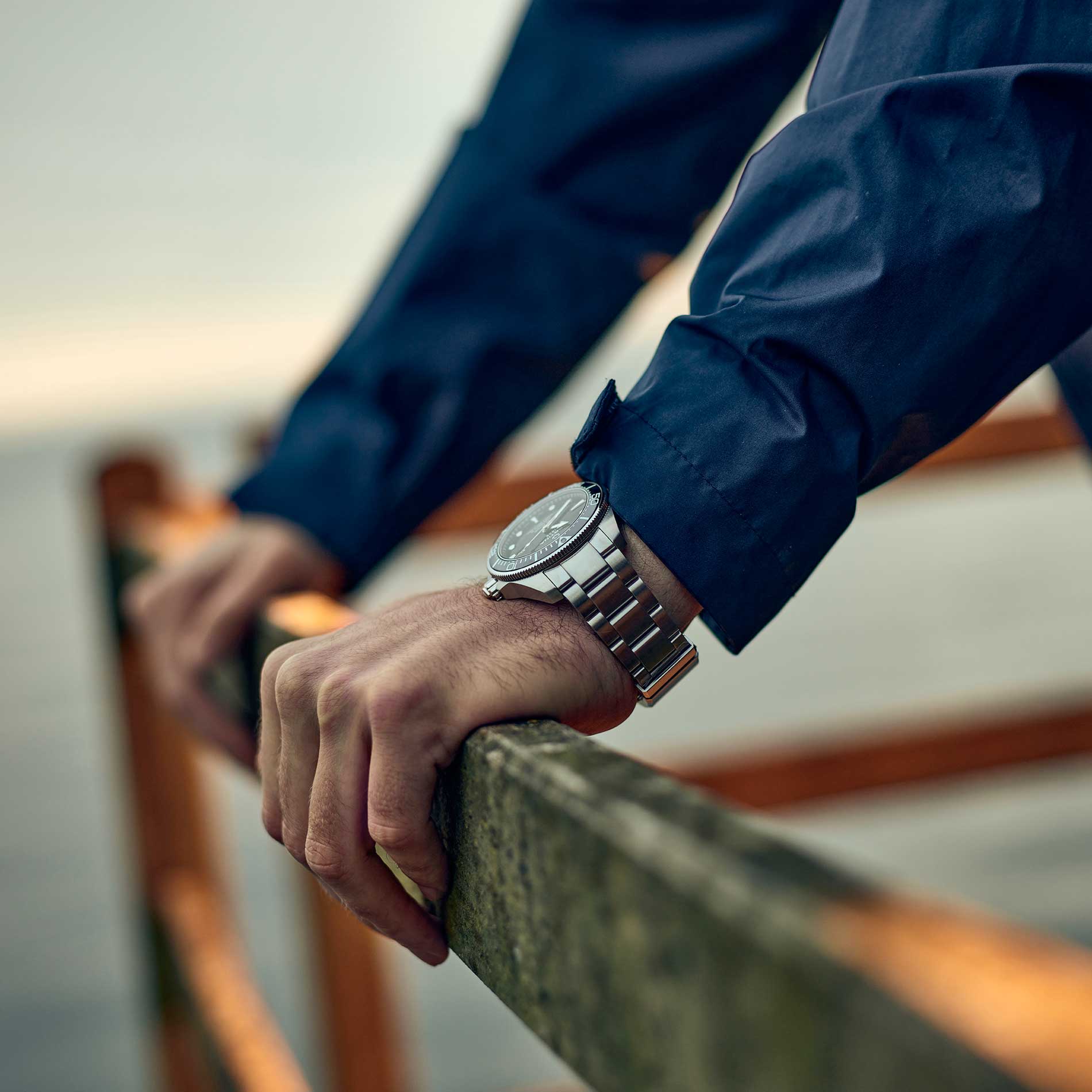 Certina DS Action Diver herreur i rustfrit stål med sort skive, på håndled