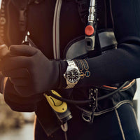 Certina DS Action Diver herreur i rustfrit stål med sort skive, på håndled