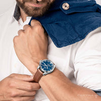 Certina DS Action Day-Date herreur med blå skive og læderrem, på håndled