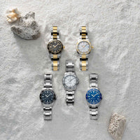 Certina DS Action damedykkerur i stål med sort skive, på sand