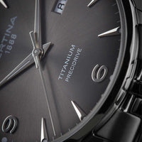 Certina DS Caimano ur i titanium med grå skive, set tæt på