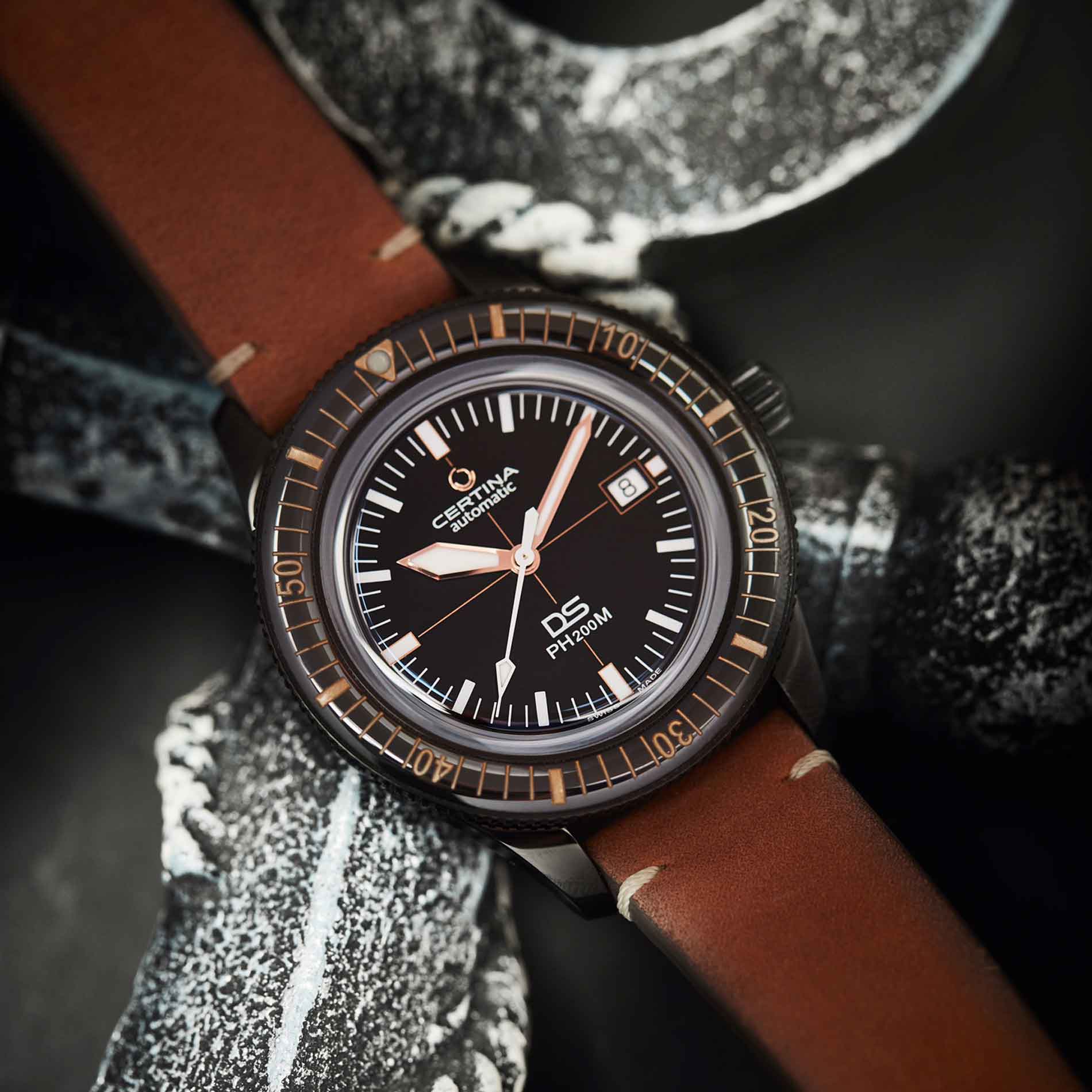 Certina DS PH200M herreur med brun læderrem og sort skive, set forfra