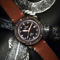 Certina DS PH200M herreur med brun læderrem og sort skive, set forfra