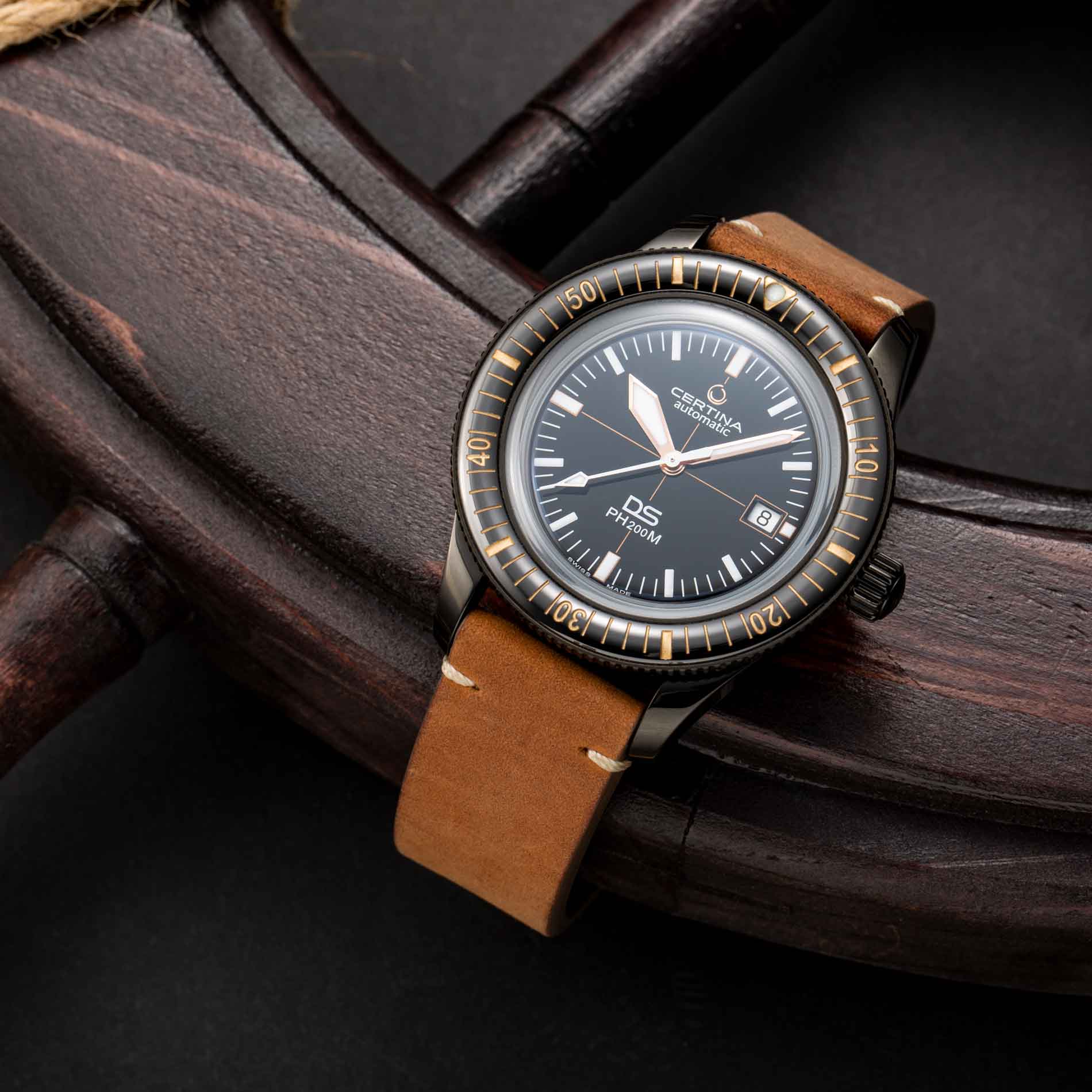 Certina DS PH200M herreur med brun læderrem og sort skive, set forfra