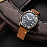 Certina DS PH200M herreur med brun læderrem og sort skive, set forfra