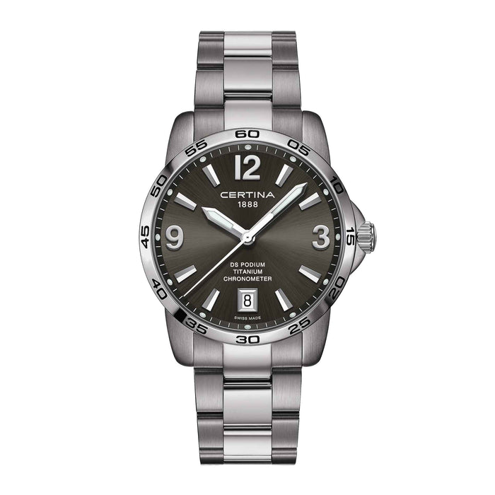 Certina DS Podium vandtæt herreur i titanium med grå skive, set forfra