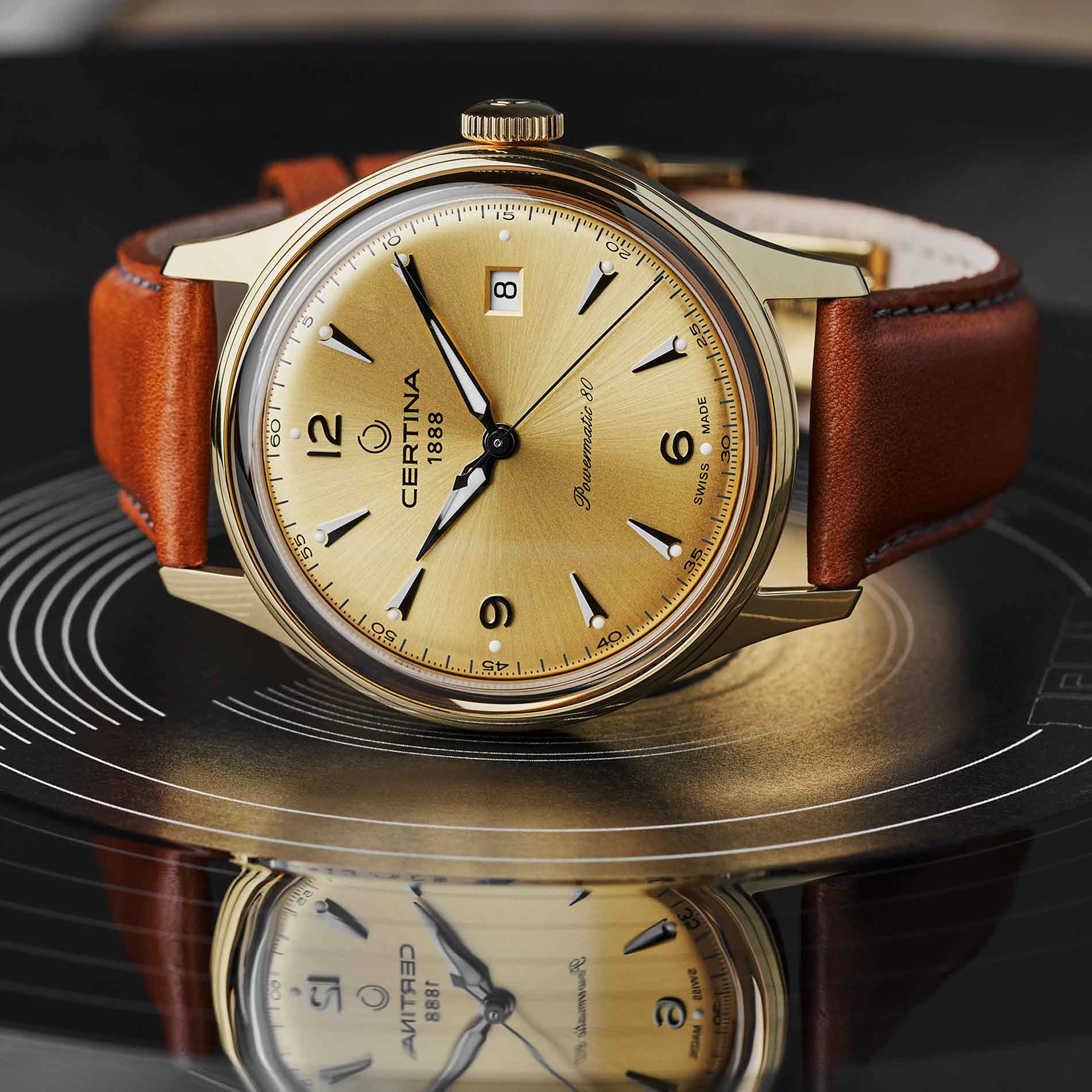 Certina DS Powermatic 80 herreur med guld skive og brun læderrem, set forfra