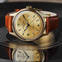 Certina DS Powermatic 80 herreur med guld skive og brun læderrem, set forfra