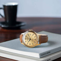 Certina DS Powermatic 80 herreur med guld skive og brun læderrem, set forfra