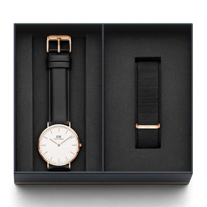 Daniel Wellington ur i rosgauld stål med hvid urskive og sort læderrem samt sort nylonrem
