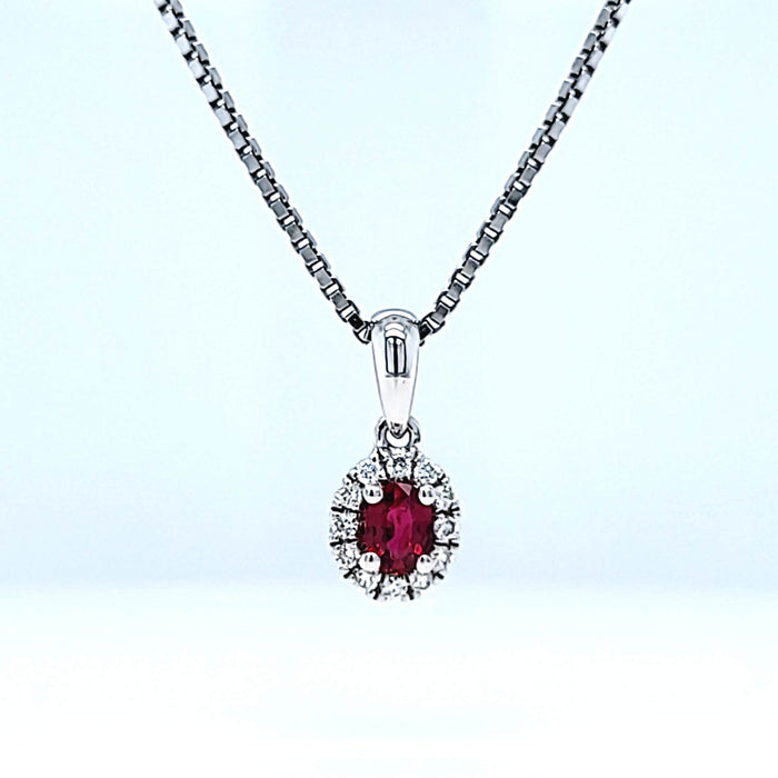 Vedhæng i hvidguld med en rød rubin og roset af hvide diamanter, set forfra på kæde