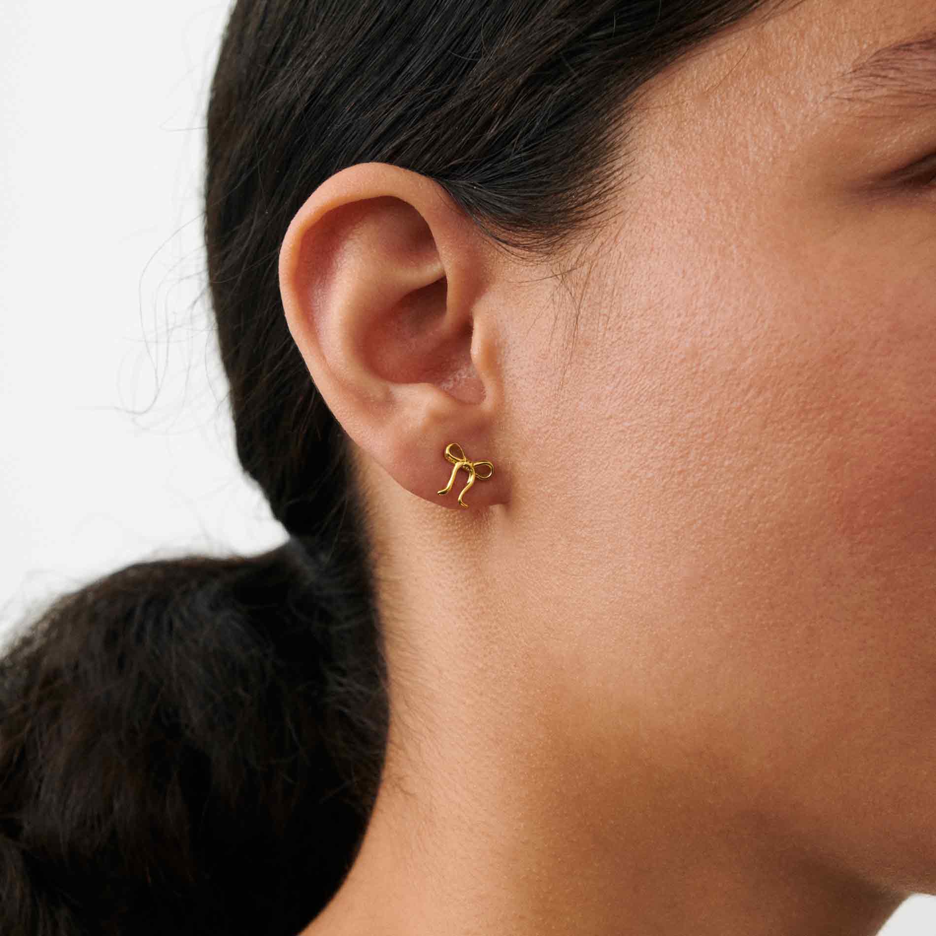 Pernille Corydon Bow ørestikker i forgyldt