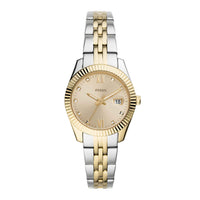 Fossil Scarlette Mini dameur i rustfrit stål med gyldne detaljer og gylden skive. Uret har datovisning. Uret er set forfra.