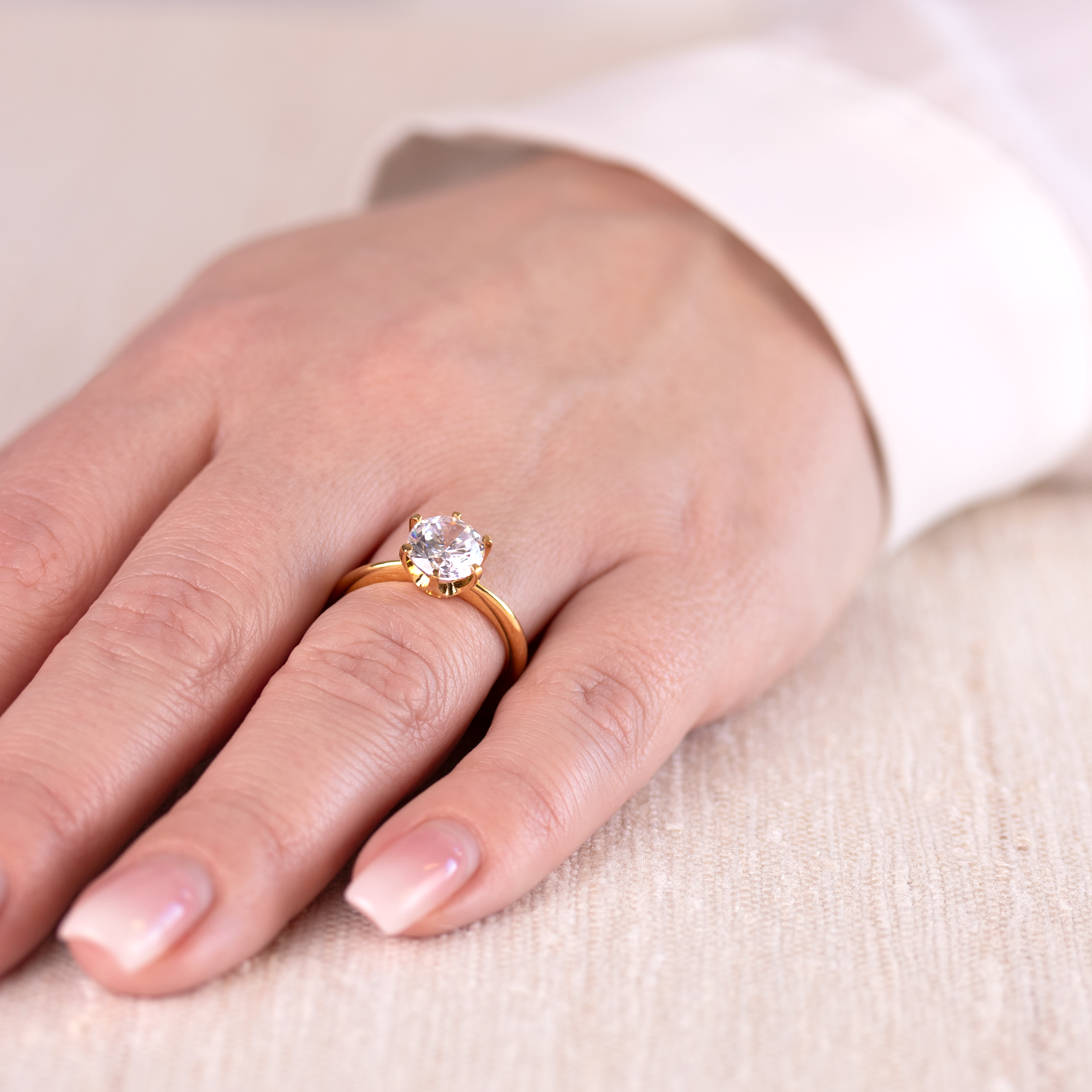 Solitaire ring i forgyldt sølv med en klar zirkonia sten