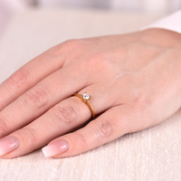 Forgyldt solitaire ring med en klar zirkonia sten
