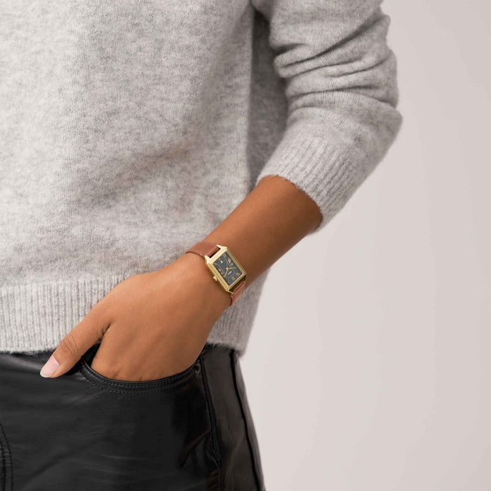 Firkantet Fossil ur med grå skive, gylden urkasse og brun læderrem