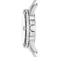 Stålur med sort skive og krans fra Fossil, set fra siden