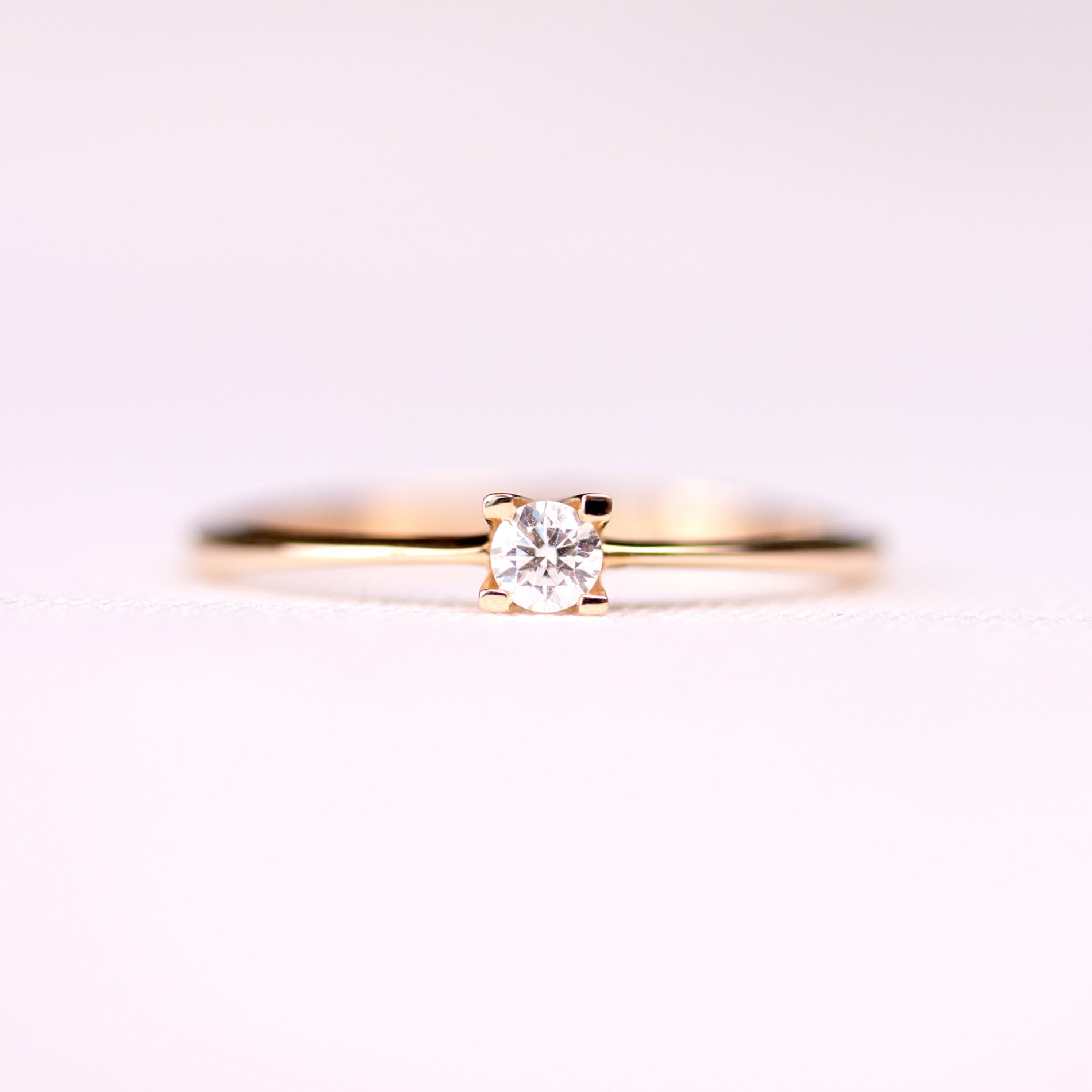 Solitairering i guld med en diamant