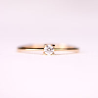 Solitairering i guld med en diamant