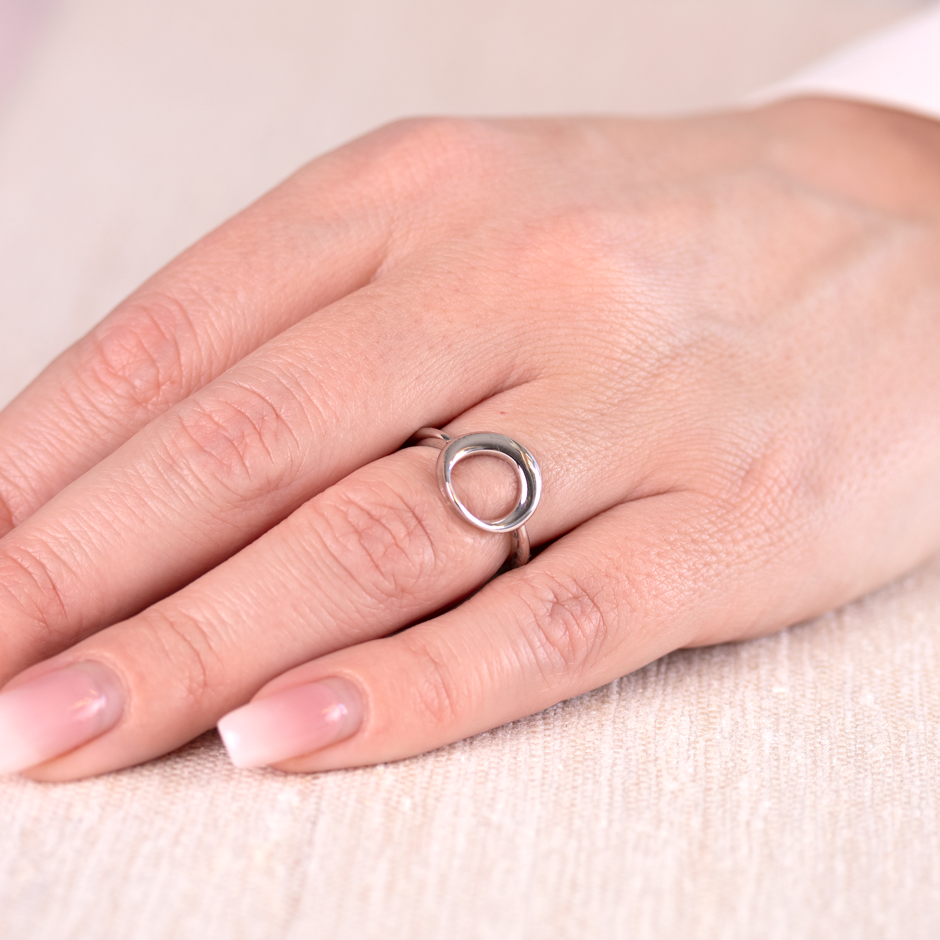 Halo ring i blankt. rhodineret sterling sølv