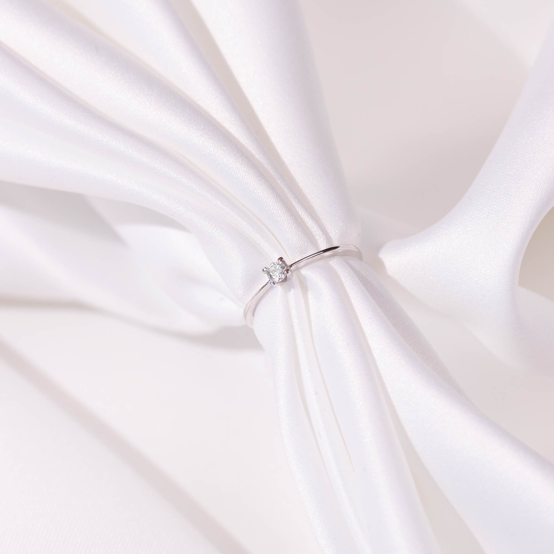 Solitaire ring i hvidguld med en diamant