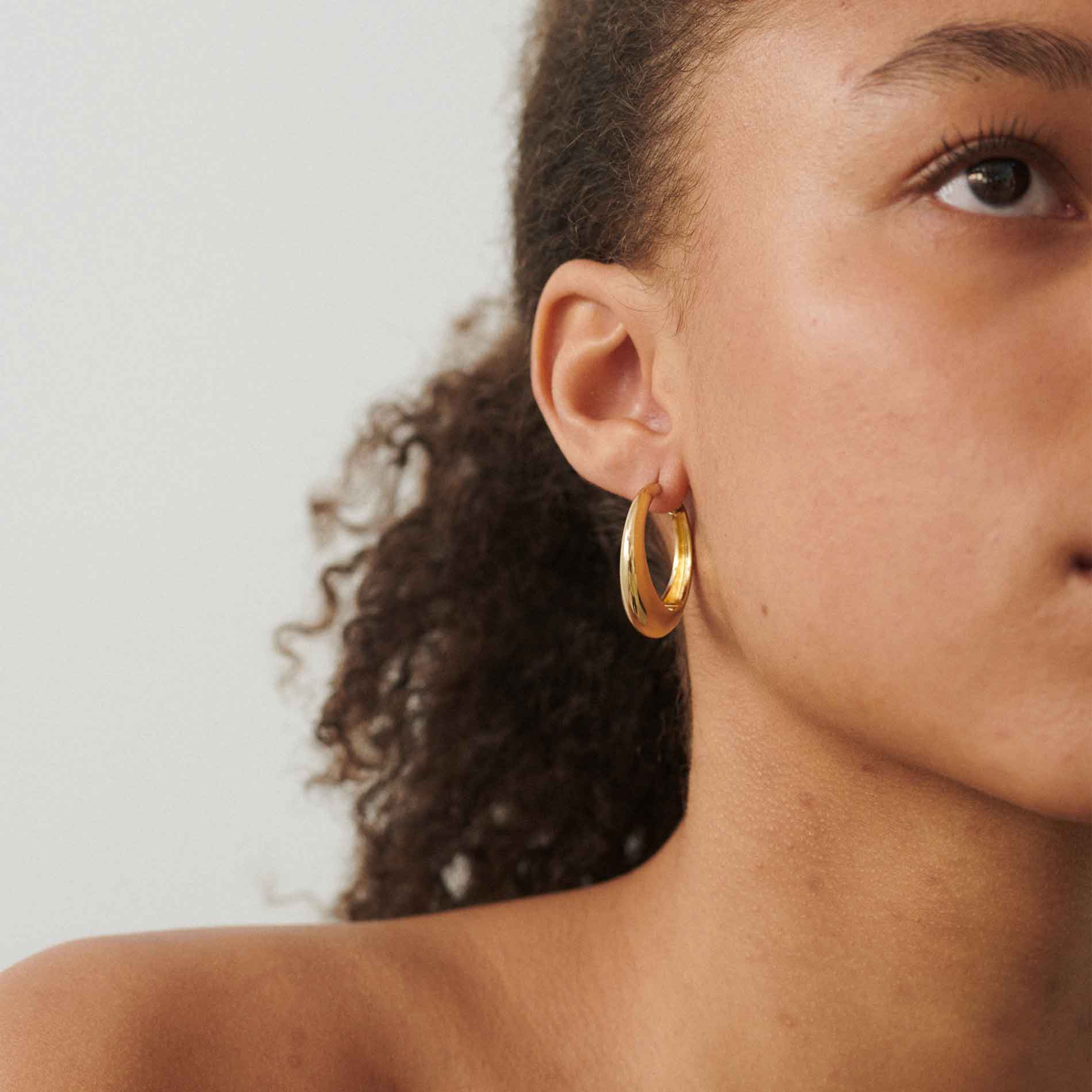 Store sølv creoler fra Pernille Corydon på model