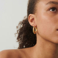 Store sølv creoler fra Pernille Corydon på model